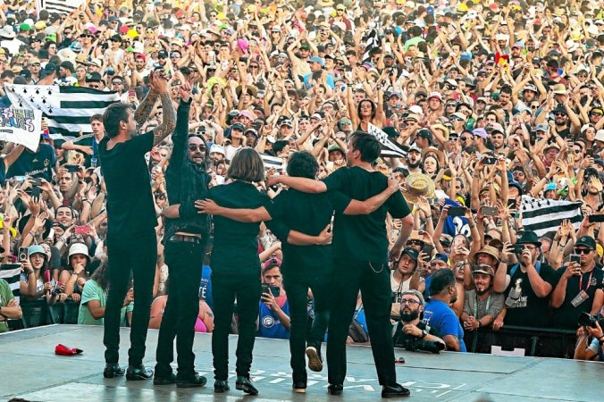 Apparement l'épicentre de la vague de chaleur aurait été localisée à Carhaix aux #VieillesCharrues pendant le passage de Matmatah 😍😍😍 #BZH #Bretagne #Matmatah youtube.com/watch?v=e0brt7…