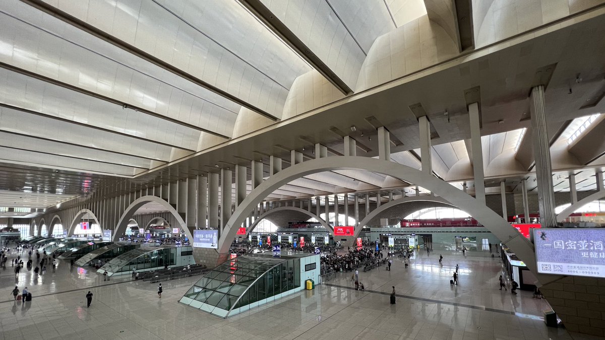 nextstnchina's tweet photo. The railways build bridges… and the bridge itself is the main theme of the design of Shijiazhuang (石家庄) railway station in Hebei, N China. This new station, opened late 2012, featured almost five times as many platforms as the old station did! https://t.co/hvBJ9BJOJK