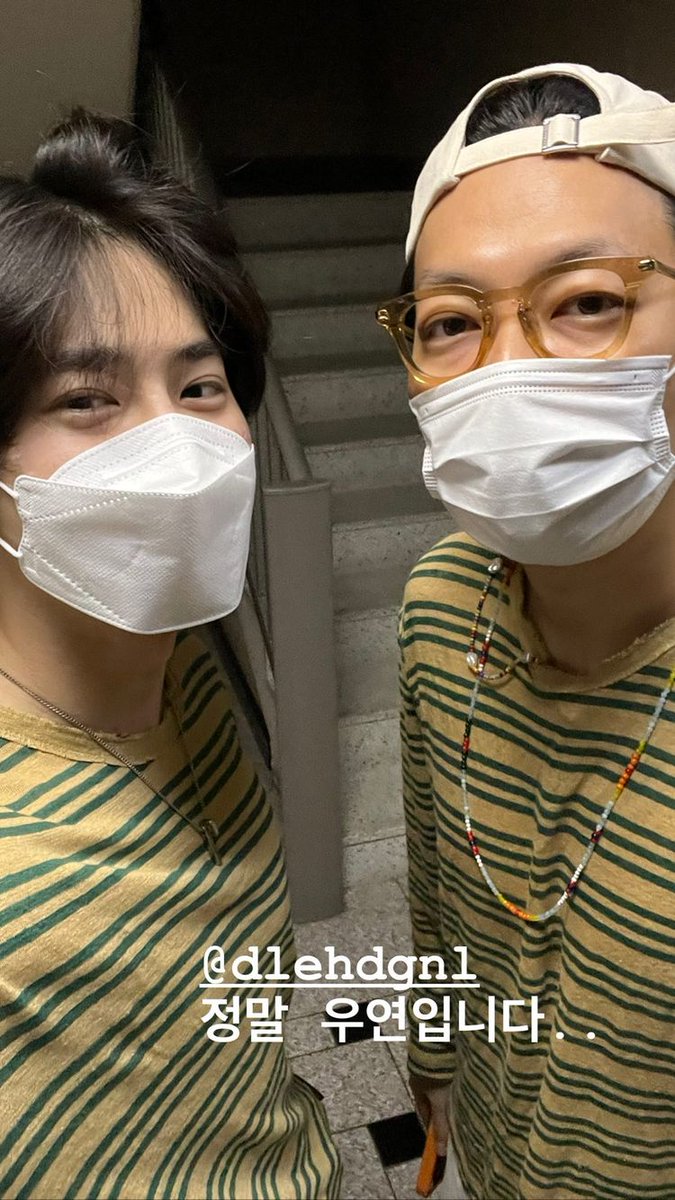 SuhoINDO's tweet photo. [MYEONSTAGRAM] 2207016 kimjuncotton instagram story update

Caption : "@dlehdgnl Suatu Kebetulan"

MinHo merasa nggak enak beliin bang Jun kaos di sopi , eh ngga sengaja ketemu temen doi , kembaran 🧐🙈 . Wkkwkk

#suho #suhoupdate #weareoneEXO https://t.co/ZLBo2s5Ype