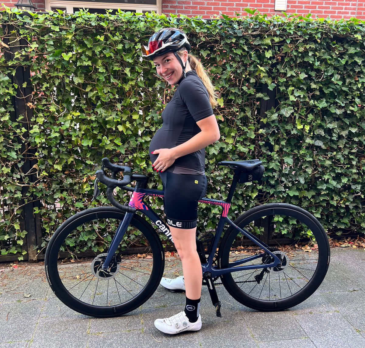 Testing the stretch on all of my cycling kit these days 🥴😂🤰🏻 

#activepregnancy #thirdtrimester
