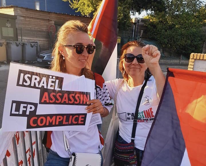 Nous étions mobilisé·e·s avec @SamidounRP, hier devant le centre d'entrainement du <a href="/PSG_inside/">Paris Saint-Germain</a>, pour protester contre l’organisation du Trophée des Champions à Tel Aviv et interpeller joueurs et supporters. #PSGQRM #NonAuTDCàTelAviv