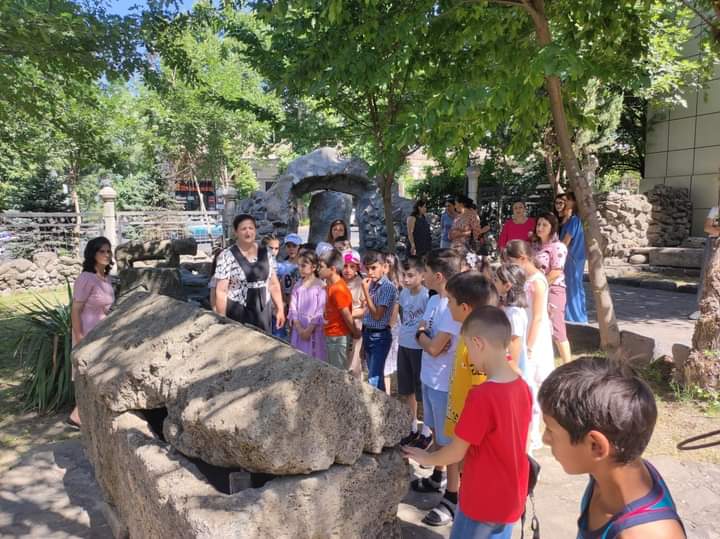 QebeleMuzeyi's tweet photo. Vətənimiz Azərbaycanın tarixini öyrənmək, mühafizə etmək və gələcək nəsillərə çatdırılması istiqamətində Qəbələ rayon Tarix Diyarşünaslıq Muzeyi üzərinə düşən vəzifələri layiqincə yerinə yetirməkdədir.
https://t.co/C4ZBxZCjis
#muzey 
#qebele 
#tarixdiyarsenasliqmuzeyi https://t.co/KKMFkixHsF