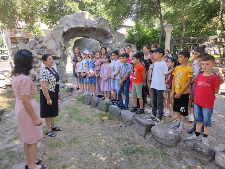 QebeleMuzeyi's tweet photo. Vətənimiz Azərbaycanın tarixini öyrənmək, mühafizə etmək və gələcək nəsillərə çatdırılması istiqamətində Qəbələ rayon Tarix Diyarşünaslıq Muzeyi üzərinə düşən vəzifələri layiqincə yerinə yetirməkdədir.
https://t.co/C4ZBxZCjis
#muzey 
#qebele 
#tarixdiyarsenasliqmuzeyi https://t.co/KKMFkixHsF