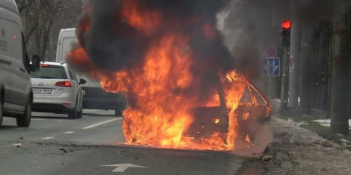 Zaļā ilūzija! Elektroauto baterija ir ap 500 kg. Lai izgatavotu automašīnas bateriju, jāpārstrādā 10 t zemes litijam, 15 t rūda kobaltam, 2 t rūda niķelim. Vienai baterijai tiek izraktas 200 t zemes. Cik fosilo degvielas patērē smagā tehnika un ražošana? "Civilizētā" pasaule! :)