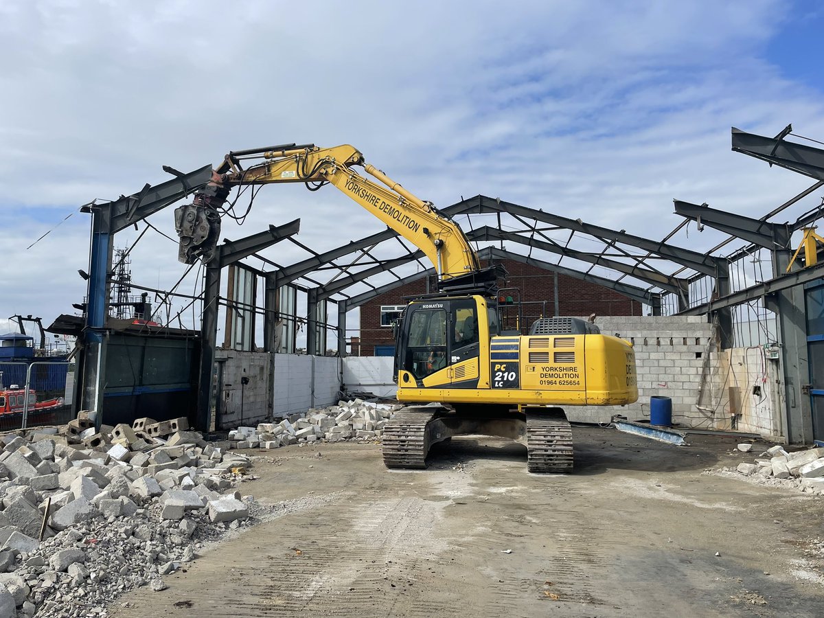 Work continuing down at Dunston Ship Repairs on the dock side with our hydraulic shear attachment taking down the steel frame. Slick work by the team. #demolition