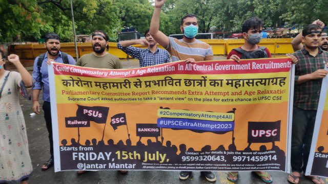 shaktisinhgohil's tweet photo. परीक्षार्थी #COVID19 की क्षतिपूर्ति हेतु UPSC SSC Banking परीक्षाओं मे 2 वर्षो की आयु सीमा मे छूट एवं 2 अतिरिक्त अवसर की मांग शांतिपूर्ण तरीके से कर रहे है, छात्रों की मांग जायज है . @PMOIndia आपके दायरे मे, फिर मांग को पूरा करने मे विलंब क्यूं...?
 #2CompensatoryAttempt4All https://t.co/OHdjvBJ7m0