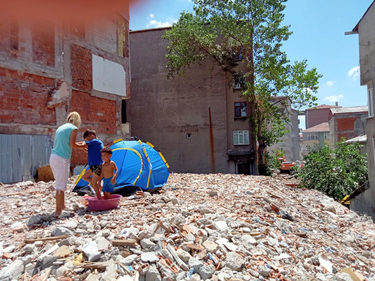 okmeydanibarinm's tweet photo. Okmeydanı Fetihtepe'de kadınlar ve çocuklar direnmeye devam ediyor. Evlerimizi de yıksanız, çadırda yaşar yine direniriz. https://t.co/Qc3tSpDy6M
