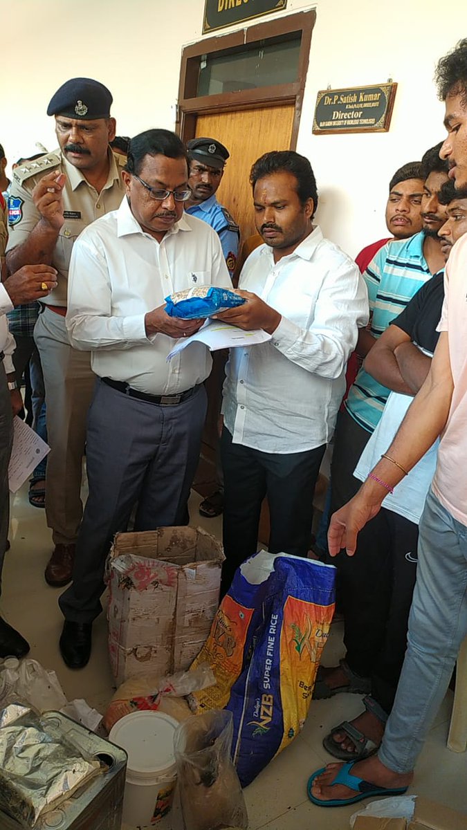sgc_rguktb's tweet photo. SGC along with juniors have approached administrative block along with the low grade item samples from mess. 
Officials have given show case notice to the mess managers.
Visuals show the FIR copies filed on respective messes. 

#rguktbasar #MassFoodpoison https://t.co/a0zimejFkd