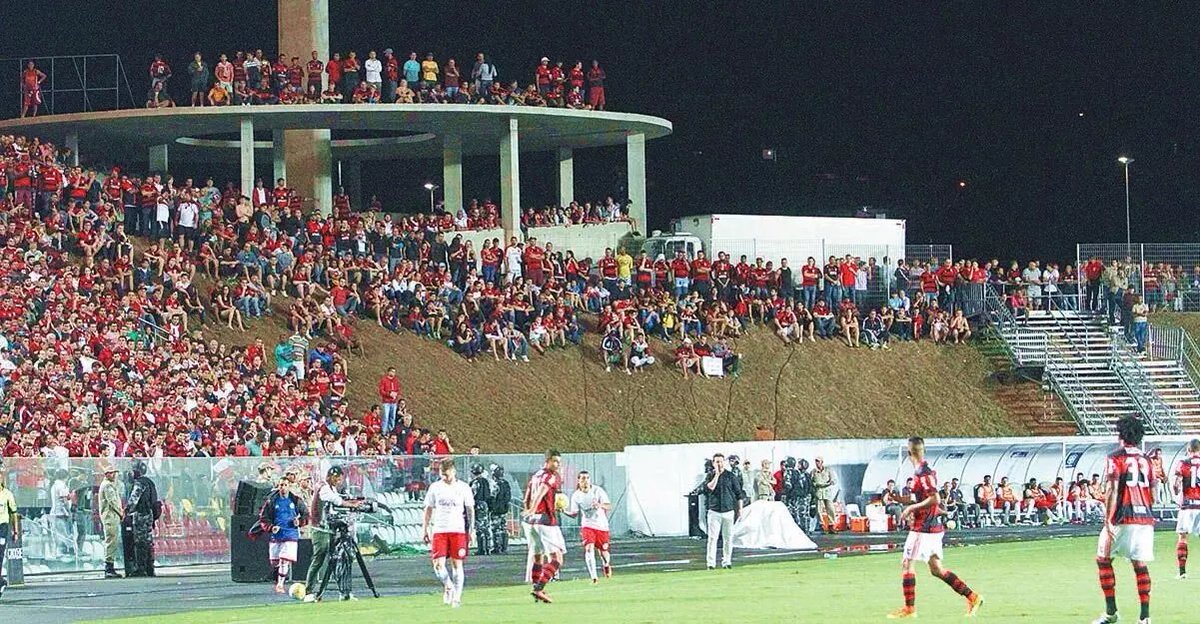 Um dia eu vou entender a implicância dessa diretoria com Cariacica. Disparada, a torcida off-Rio que melhor sabe torcer. E podem me xingar, não sou do Rio