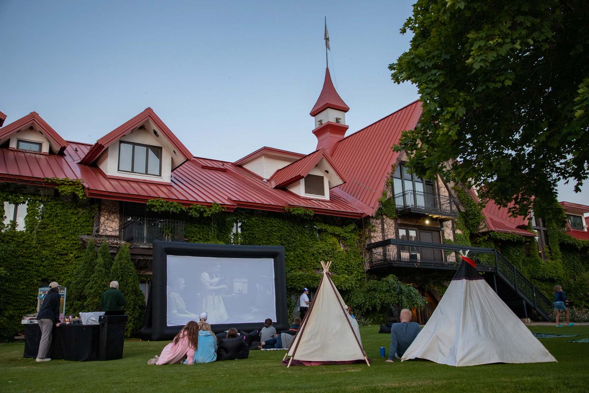 HighlandsatHS's tweet photo. Grab the popcorn! 🍿
Guests that stay at The Highlands can enjoy movies on the lawn!
Cozy up and enjoy the Friday or Saturday show! 🎥
...
#thehighlands #northernmichigan #highlandshighlight #harborsprings #summer #michigan #outdoormovie #highlandsharborsprings https://t.co/AJh1UU1u9c