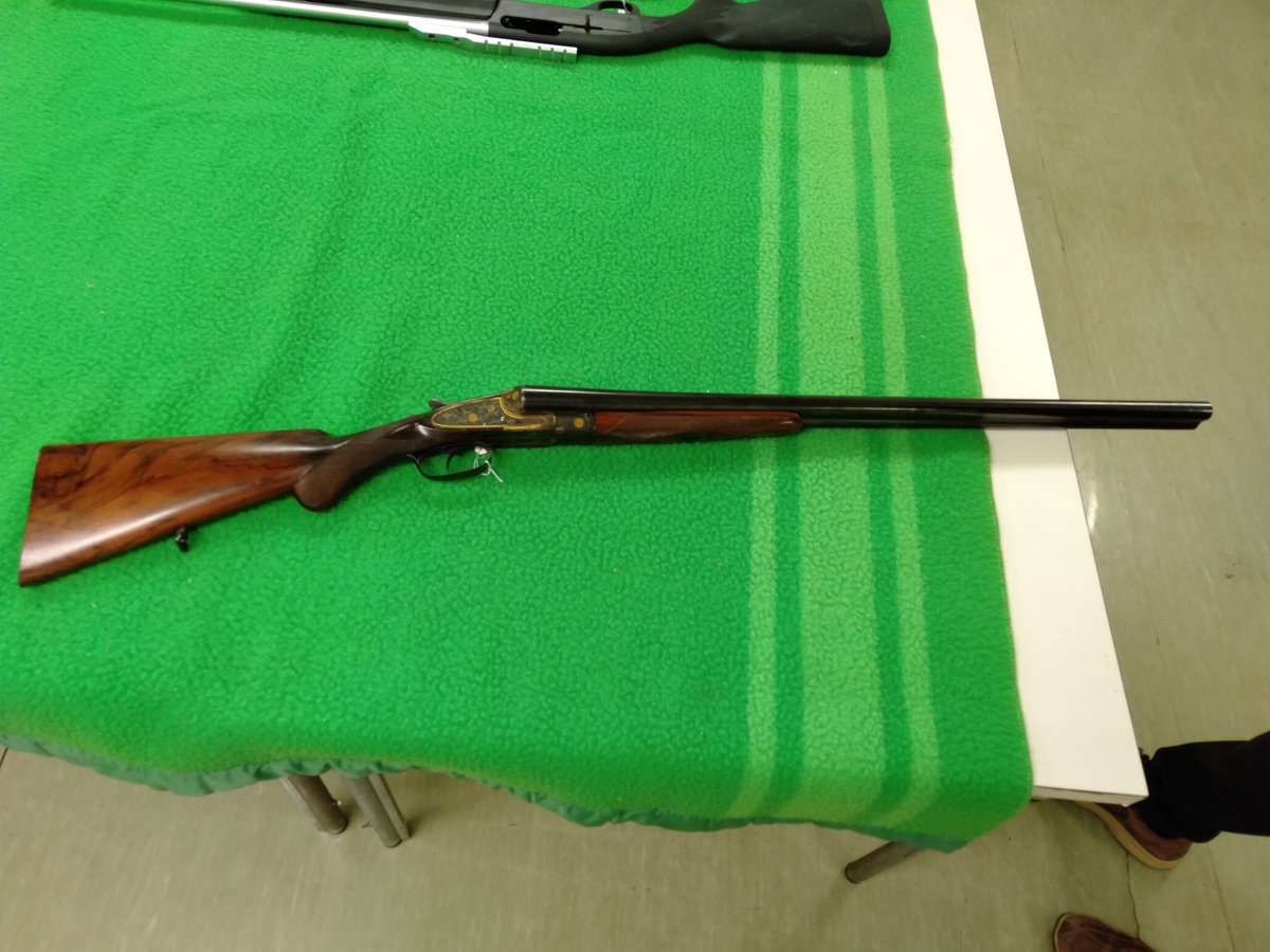 y22513's tweet photo. こちらは10年経って初めて見せていただけました。 L.C.Smithです。アメリカのオーナーズクラブへ確認したところ、1918年製でした。現代と同じ弾が使えて貴重です。金象嵌は出荷後に彫られましたが芸術品です。射撃場で撃ち、眺めながら葉巻をゆっくりと吸いたいです。 #LCSmith https://t.co/ODpmx5LQMU