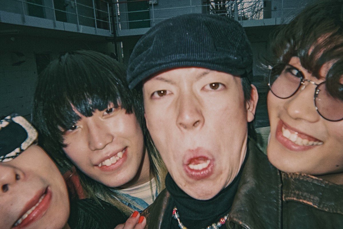 sshy_the_sshy_'s tweet photo. 多摩美術大学生4人による
ロック(???)バンド

SSHY･ザ･SSHY

〈メンバー〉
S.しき
S.しおん
H.ひらく
Y.ようせい

【オリジナル曲「スイセン」】
https://t.co/Kp4tRO7L9Q

【YouTube】
https://t.co/rSkGD3BnPy

【Instagram】
https://t.co/OcI3EStHUj

【TikTok】
https://t.co/BbdJl7bg4G https://t.co/MXV1kklfpg