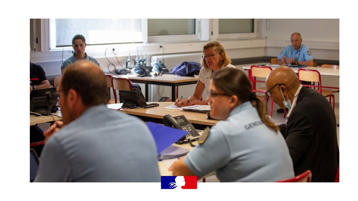 Prefet29's tweet photo. #vieillescharrues 
Dans le cadre du festival @Charrues , Claire Maynadier, sous-préfète de Châteaulin a réuni ce matin l'ensemble des services mobilisés ainsi que les organisateurs afin de faire un premier bilan du dispositif de sécurité mis en place sur le festival. https://t.co/WvZ8vBJ9MZ