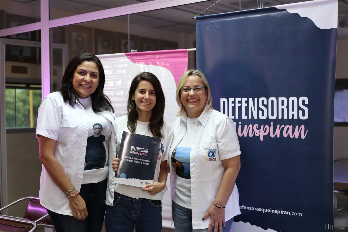 Maferpereirada's tweet photo. ¡Oficialmente! Egresadas y visibilizadas en la primera edición de la revista de #DefensorasQueInspiran de @empoderameve y @DefiendeVE . ¡Más de 80 egresadas y 16 Mujeres visibilizadas en esta primera edición de la revista! 

Link de la revista: https://t.co/S9Us5R9W7p https://t.co/EpUchM6d4R