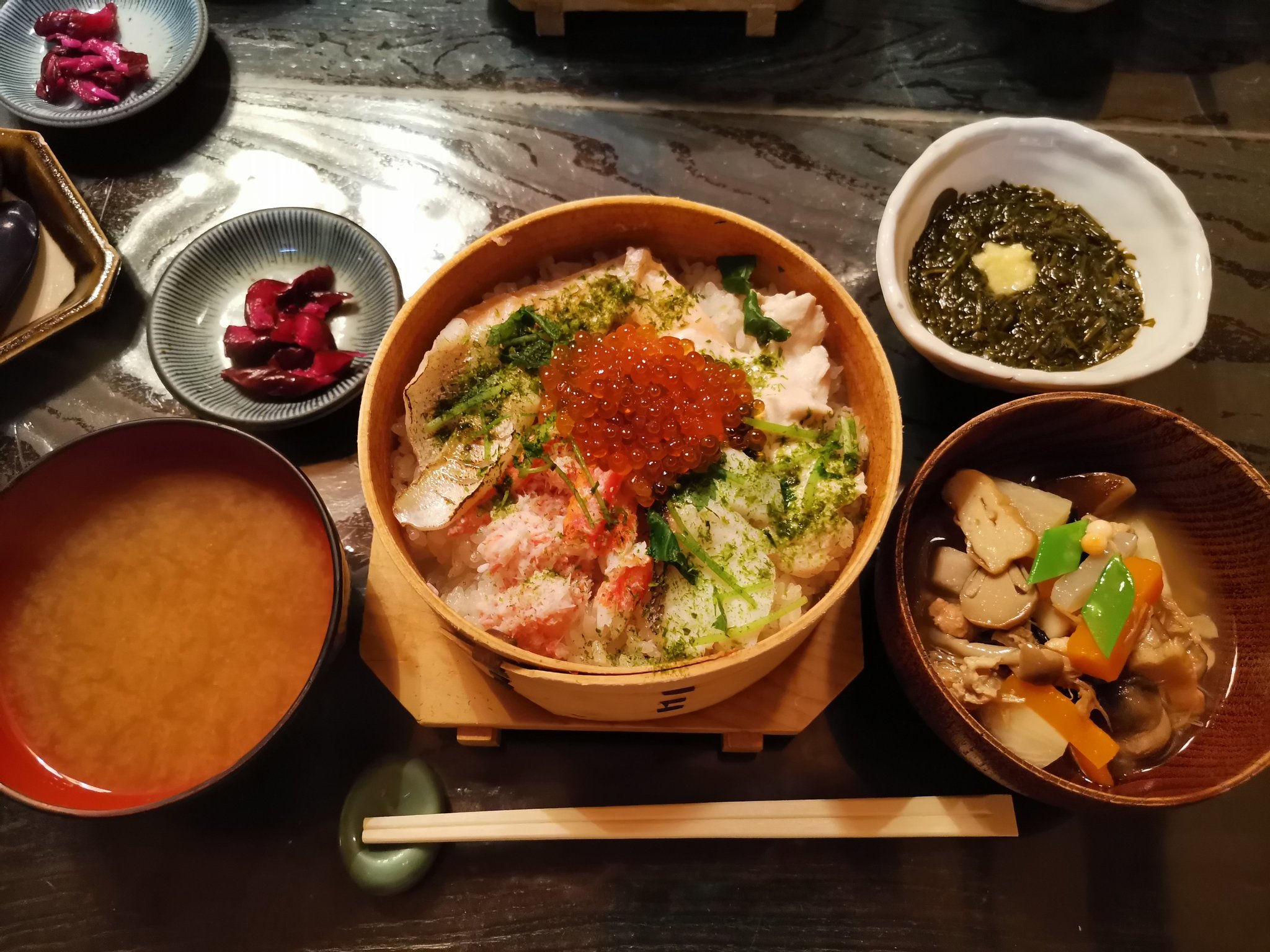 みつくん 旅する投資猫 新潟ご当地グルメ 田舎屋の贅沢わっぱ飯 セット 3 500円 のど黒 鯛 イクラ カニ 鮭 トリ全てが入ったわっぱ飯とのっぺい 神馬藻 じんばそう がセットで食べられます めっちゃ美味しいのでおすすめ 新潟 ご当地グルメ