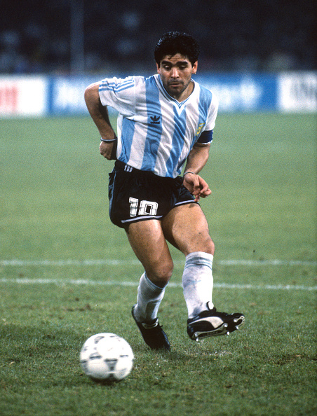 I am thrilled to anounce that the first paper of Sports Economics Review is now online. Ignacio Palacios-Huerta from LSE investigated penalty kicks of #Maradona. His behavior in #penalty kicks is consistent with Minimax Theorem. sciencedirect.com/science/articl… #EconTwitter #football