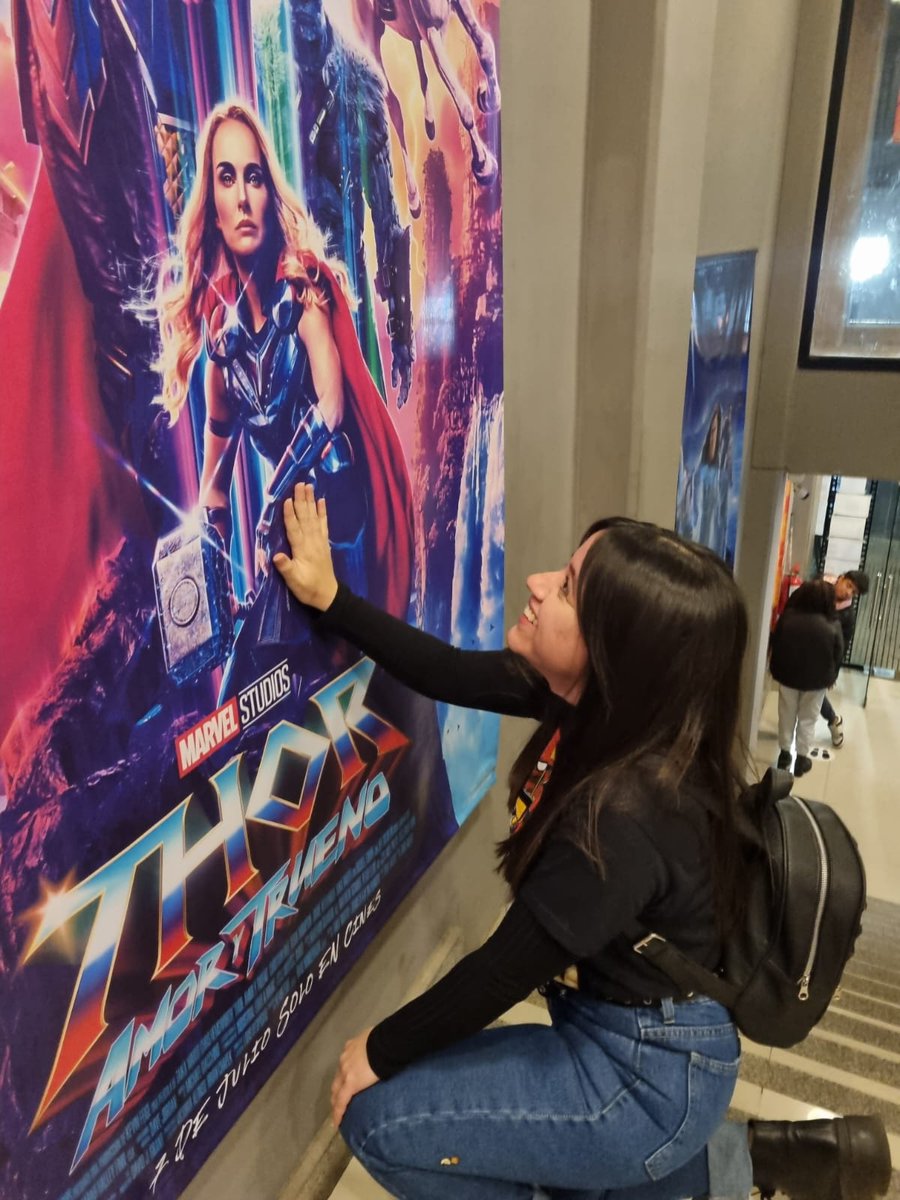 ValePiatt's tweet photo. En esta casa se le reza a Natalie Portman 🛐 https://t.co/dfHNNckB0a