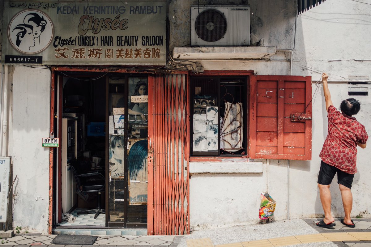 tariquenano's tweet photo. Orang lama biasanya sangat peramahkan?

Pagi semalam saja menjala dikawasan bandar Kuantan. Nampak aunty ni baru nak buka kedai salonnya.

Cepat-cepatlah aku mendekat. Nak tangkap moment kudrat tua menarik pintu besi. https://t.co/cQnmgZX6HP