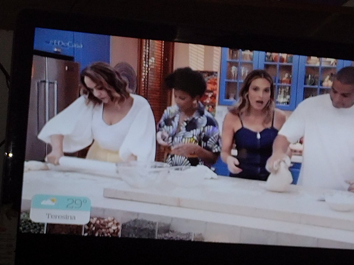 MissBatomReal's tweet photo. Isso não é @edecasaofficial . Colocar apresentadores com roupa inapropriado para cozinhar, geral de cabelo solto,fora o sem jeito e o sem noção imperando.aff https://t.co/fZfS7zGnJS