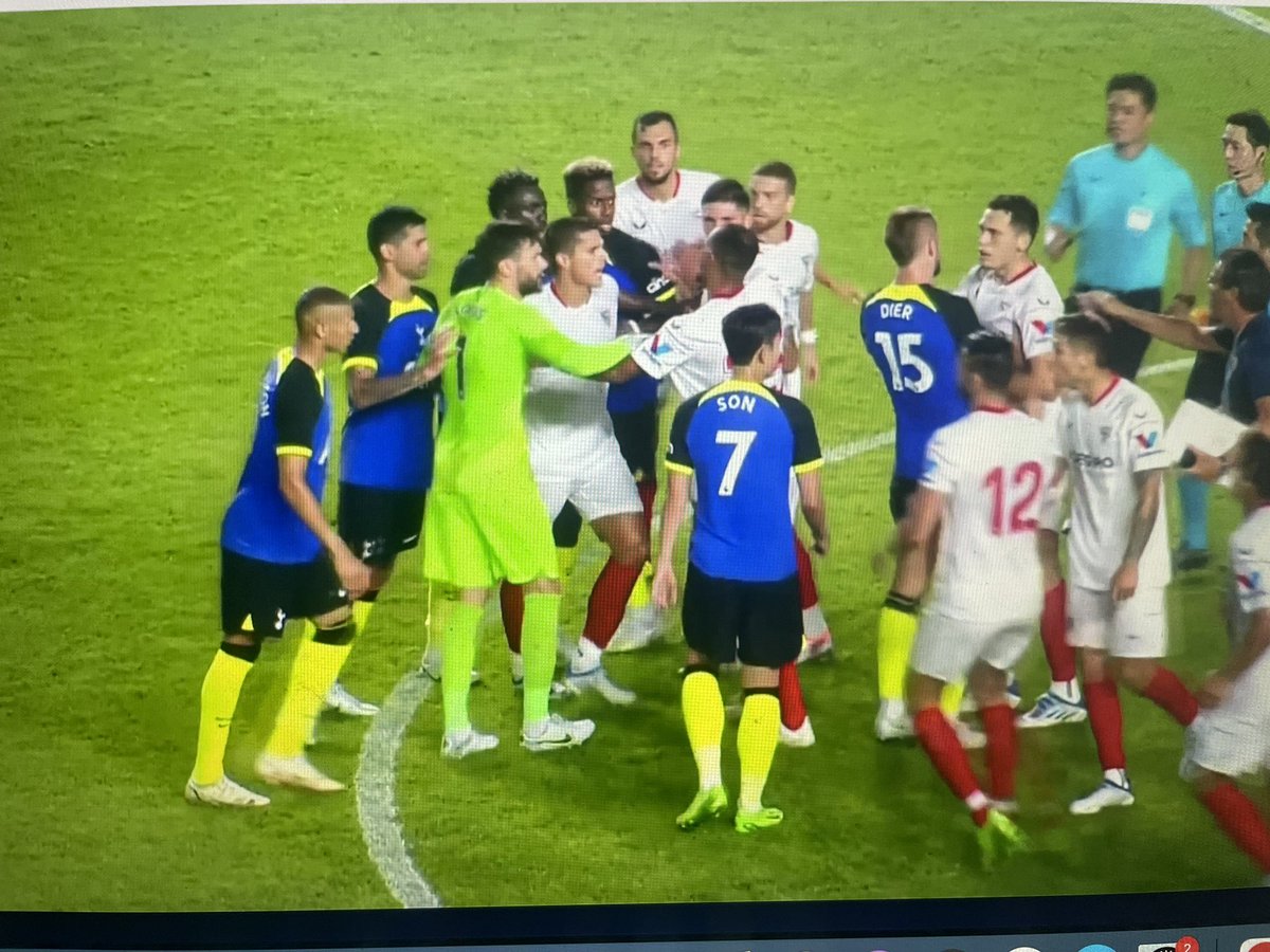 Lamela forgot he switched teams and started to back the Tottenham boys😭😭😭