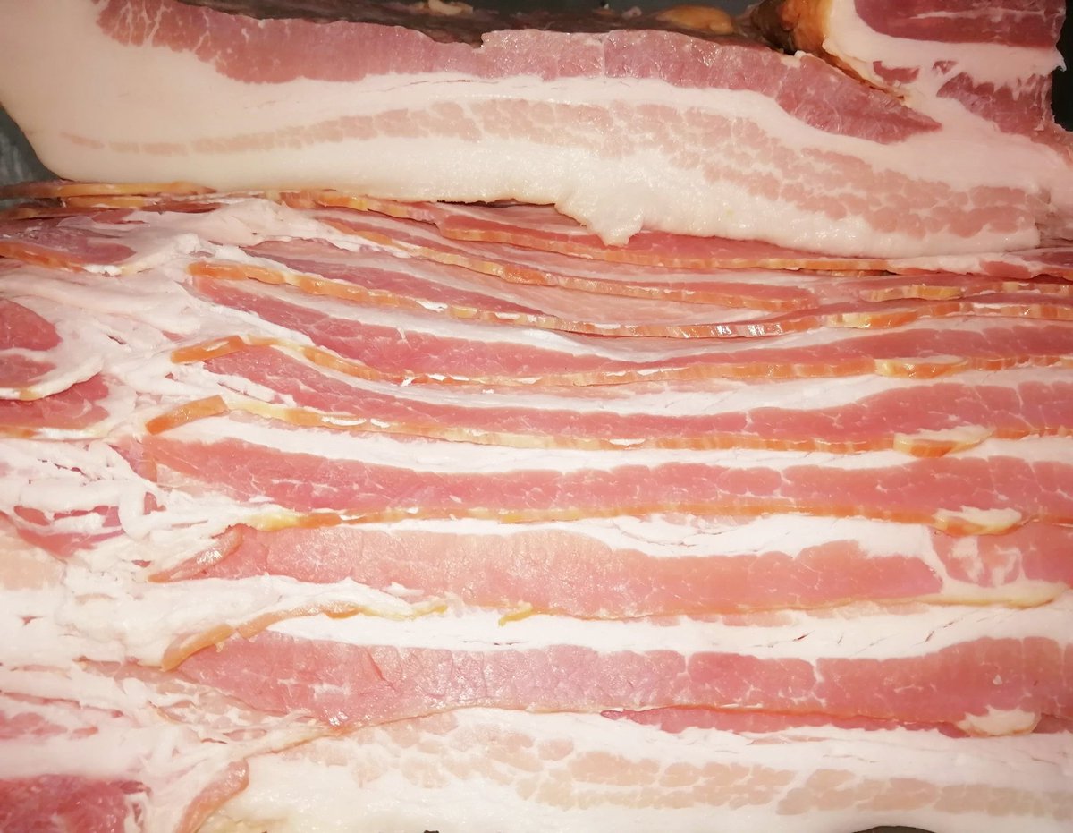 artisan_wurst's tweet photo. Elaborado con la pieza natural del corte de tocino de  Cerdo sometida a curación, cocida y ahumada, lo que le da a este un sabor delicioso se recomienda freír o dorar. También puede ir al horno friendose con su propia grasa logrando un dorado perfecto y crujiente. https://t.co/suInYqv1Ug