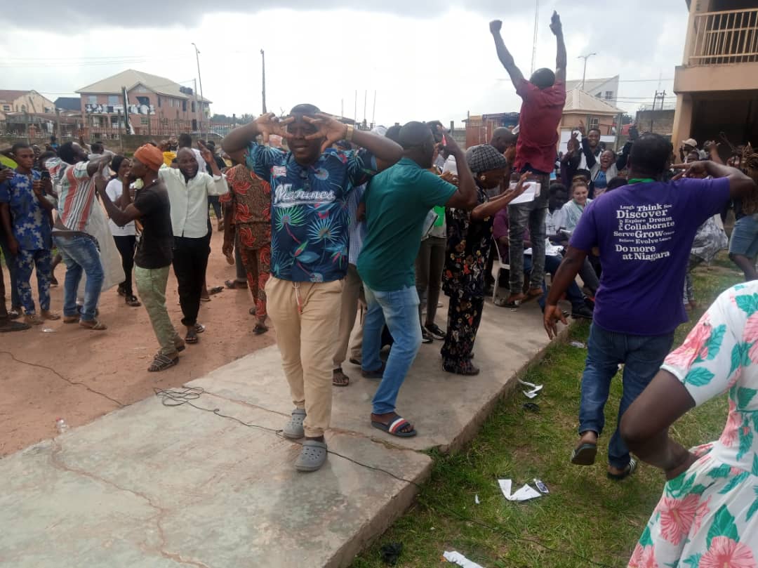 vanguardngrnews's tweet photo. Jubilation @ unit 5, ward 5, salvation Army, Oke fia, Osogbo

APC- 121

PDP -196

ADP-2

ZLP-1

SDP-1

Accord- 4

AAC - 1

Credit: Dayo Johnson 
 #OsunDecides2022  #Osunelection https://t.co/xKkUN8GETK