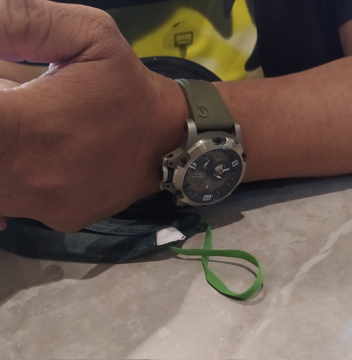 Diajak ngedate ceritanya, berduwa doang mama gag diajak. Endingnya tetep aja hapean ngurusin kerjaan 😑🙃

#DaddyGirls