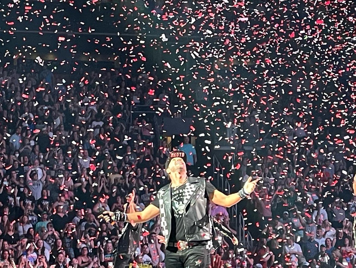Subee121's tweet photo. @DonnieWahlberg @nkotb #ConfettiHeaven #mixtapetour2022 https://t.co/KZwSgFbPgO