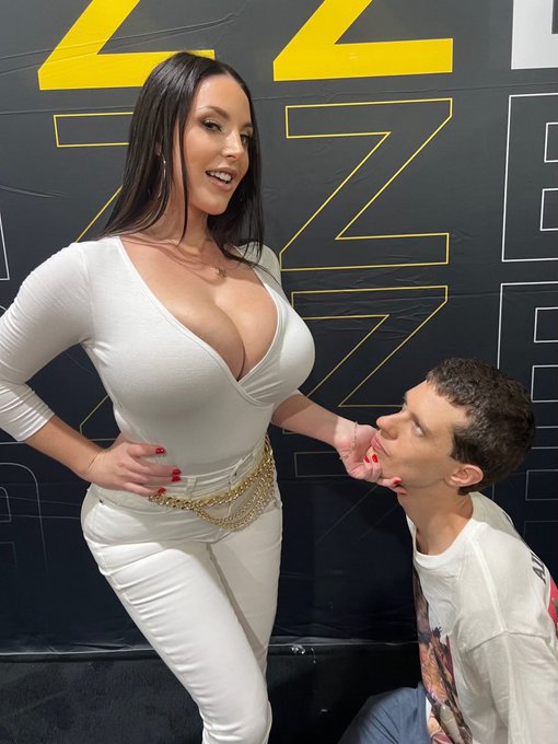 This could be us, but you’re not at Miami @EXXXOTICA ? I’m signing today from 5pm-10pm at the @Brazzers