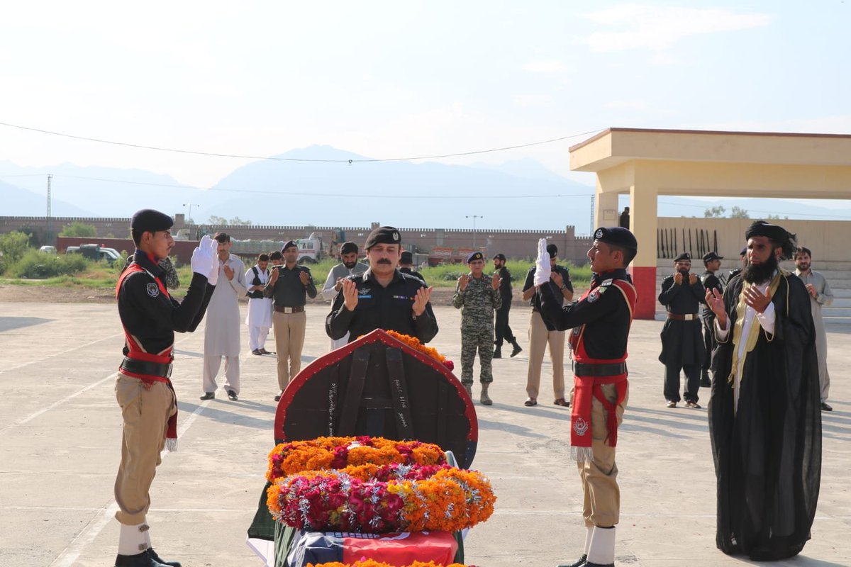 KP_Police1's tweet photo. خیبر : تھانہ باڑہ علاقہ شلوبر ارجلی ندی چیک پوسٹ پر نامعلوم دہشتگردوں کی فائرنگ سے شہادت کے مرتبے پر فائز ہونیوالے پولیس جوان سید کریم کی نماز جنازہ خیبر لیوی سنٹر میں پورے سرکاری اعزاز کے ساتھ ادا کر دی ��ئی. https://t.co/isCXNTP59H