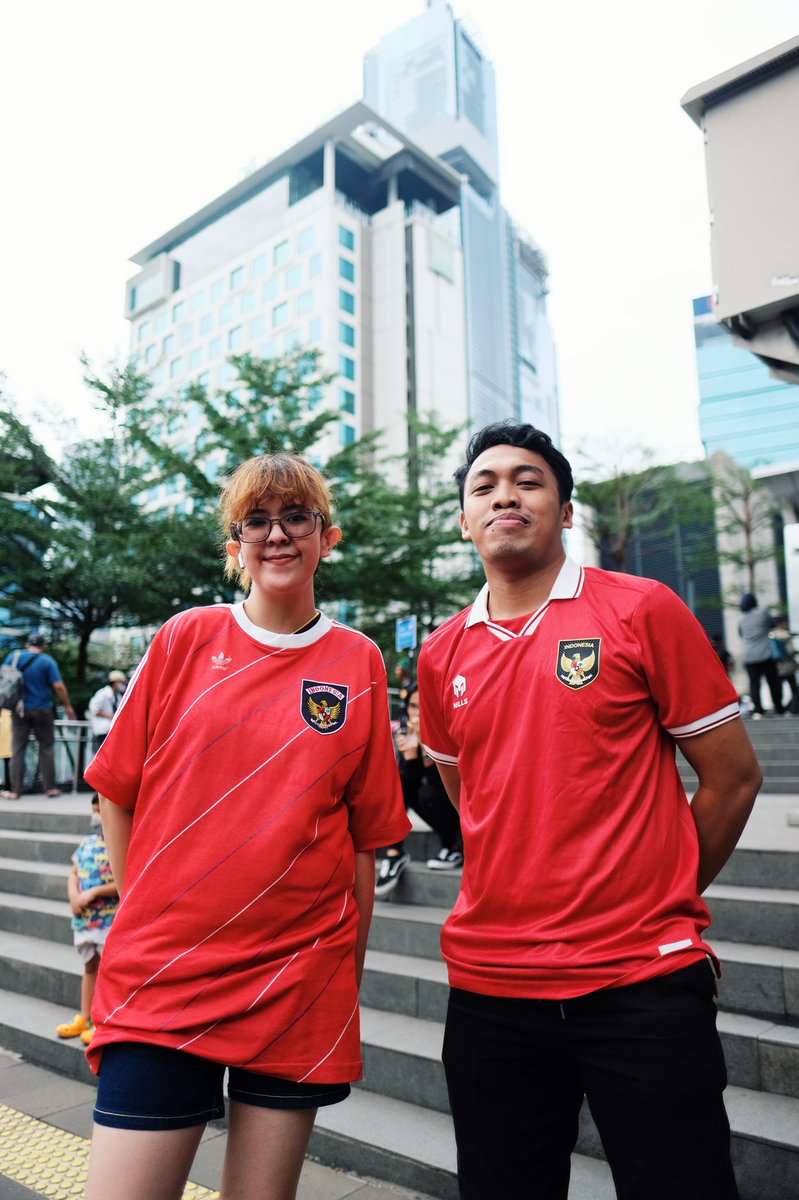 Officialkjti's tweet photo. Jersey yang Menginspirasi dan yang terinspirasi 1987 X 2022 @Jerseyforum @JerseyLigina @InfosuporterID @garagarabola_ @Box2BoxBola @fajarrusalem @podcastretropus #CitayemFashionWeek #jerseymeetup #scbd #fashion #streetphotography https://t.co/jJeInsC8Of