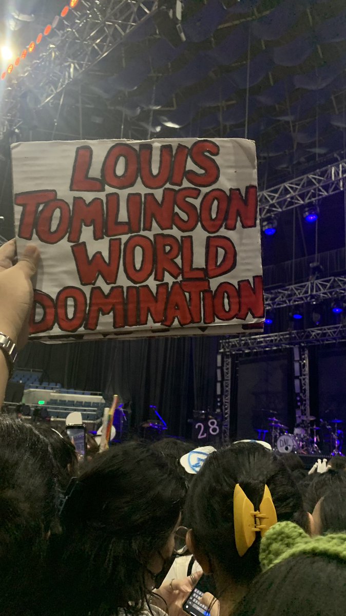 📸| Mais um Cartaz!

“Louis Tomlinson dominação mundial” #LTWTManila

via wastedlouist