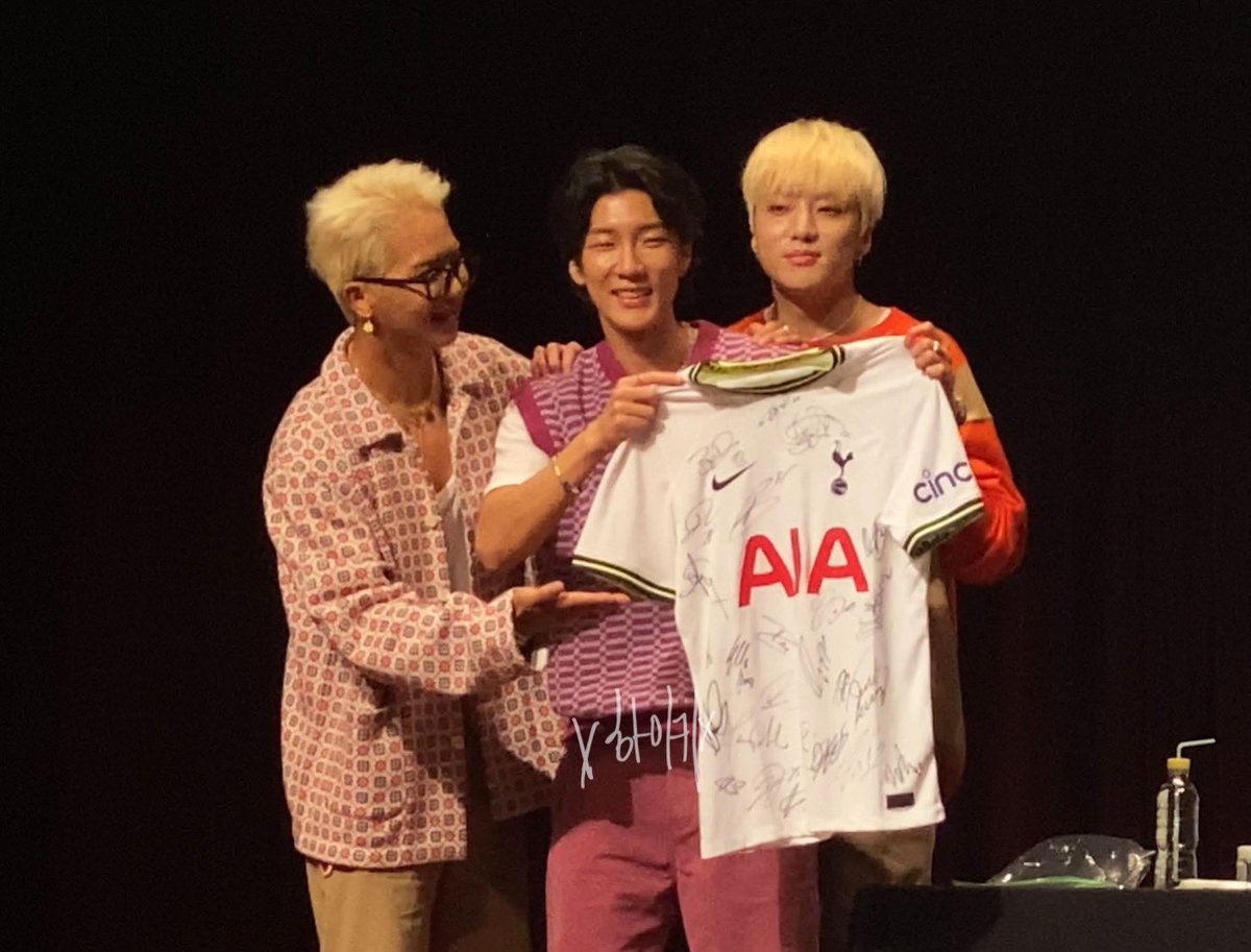 theHOON_hoon's tweet photo. “ผู้ชายที่ไปงานแฟนไซน์ 2 งานในหนึ่งวัน..”

งานแฟนไซน์ติ่งนักฟุตบอล กับงานแฟนไซน์ของตัวเอง 😂 https://t.co/WdloP2blOX