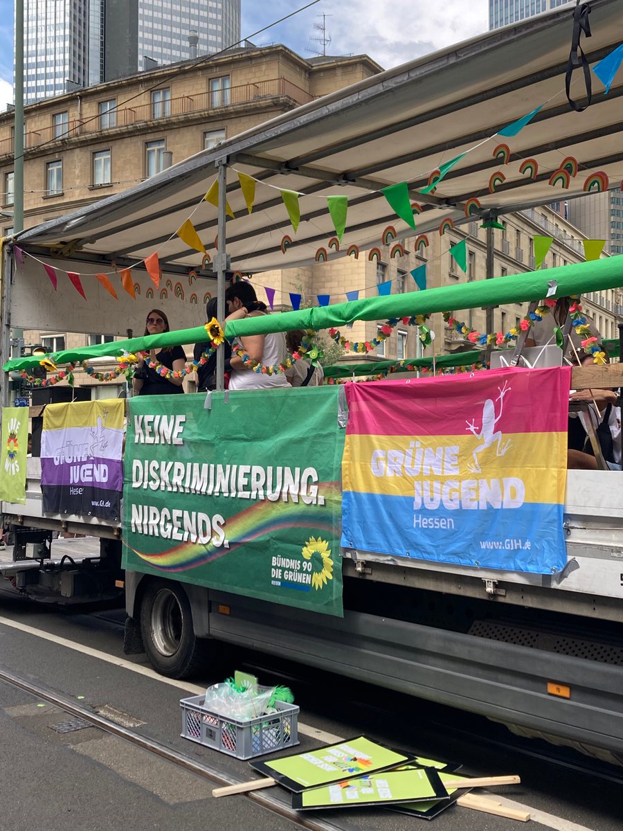 talwazir's tweet photo. Gleich gehts los,freue mich auf Party auf dem Grünen Wagen beim #csdfrankfurt. Was mich fast noch mehr freut: Die Idee der Offenbacher Feuerwehr, beim CSD mitzufahren. DAS ist gesellschaftlicher Durchbruch. Die Frankfurter Feuerwehr fand die Idee gut und ist direkt dahinter https://t.co/sdpJtfd8Zp
