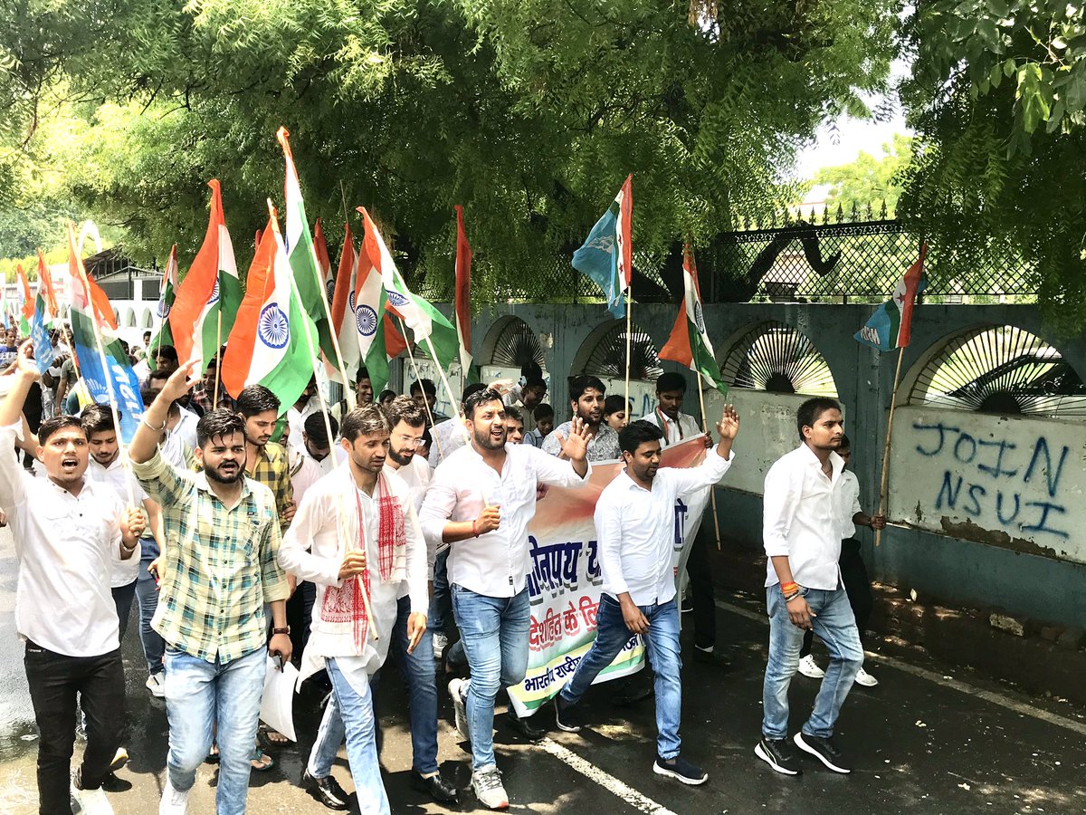 AjayKumar_inc's tweet photo. आज मथुरा के अपने साथियों के साथ आगरा में @nsui आगरा के प्रदर्शन अग्निपथ योजना व #SSCGD2018 के अभ्यर्थियों को गैर कानूनी रूप से गिरफ्तार करने के खिलाफ उनकी रिहाई की मांग करते हुए आगरा में 10 किलोमीटर लम्बा सत्याग्रह मार्च निकाला।
#AntiStudentModiGovernment
#Agnipath https://t.co/rqUaKWupHh