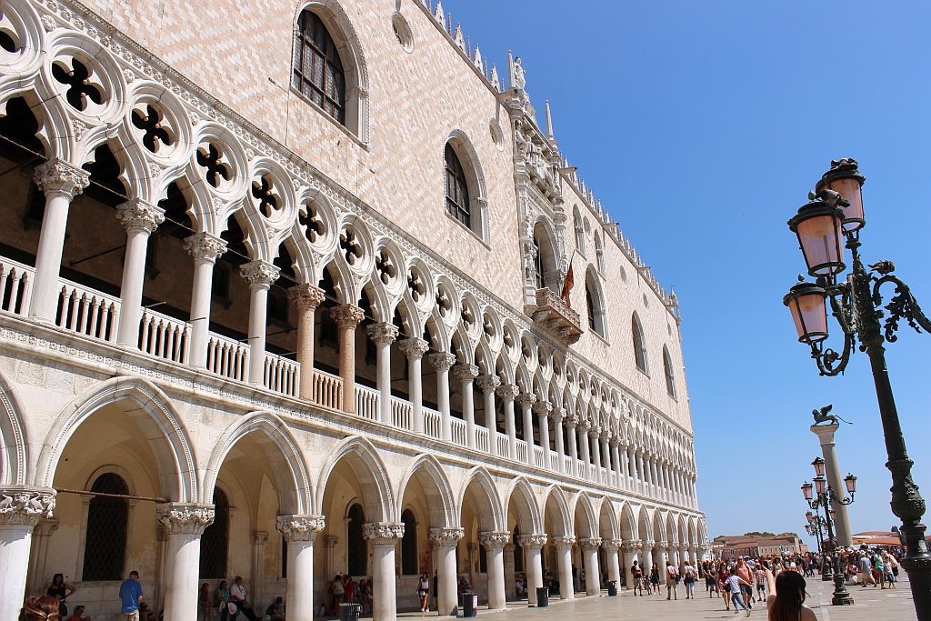 dd_tomtom's tweet photo. Ich habe es erst bei meinem dritten #Venedig-Besuch geschafft, den Dogenpalast und den Markusdom auch von innen zu bestaunen. Von außen ist der Markusdom der Hammer, von innen eher erwartet schön und erhaben.
#DoPaVenDD https://t.co/yRiBFnXHeH