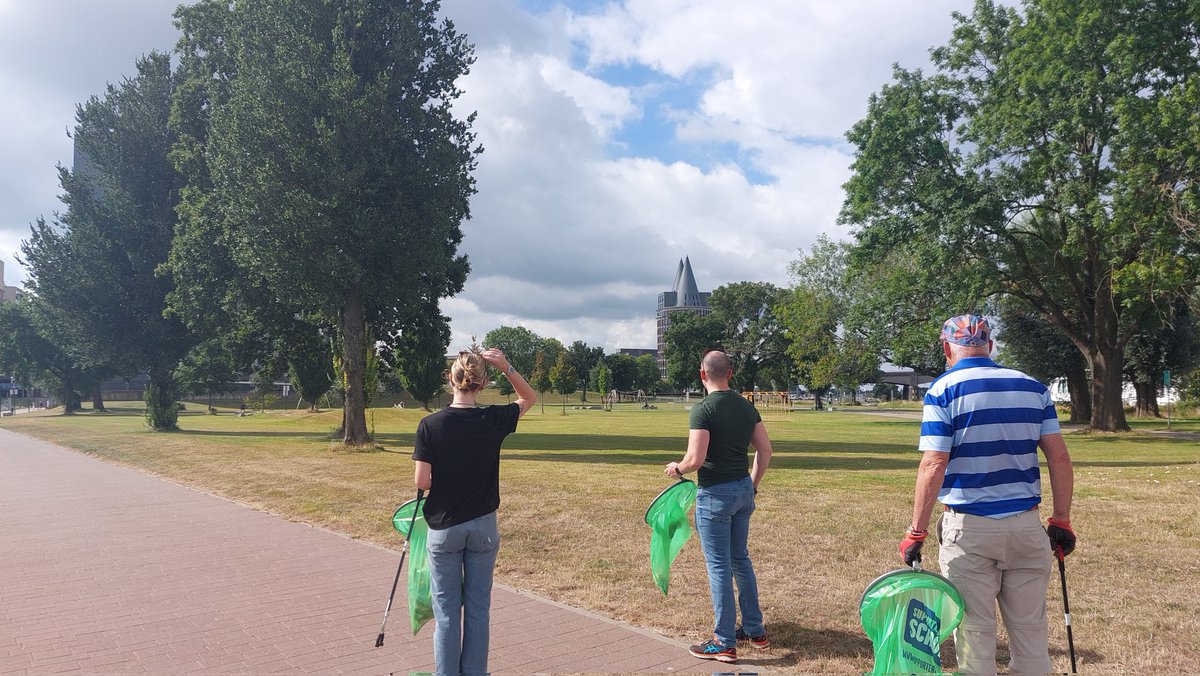 Onze laatste zwerfafvalactie voor het zomerreces. Vandaag met zes personen het terrein rondom de Arlo, een stukje Maashaven en de omgeving Outlet schoongeveegd. Via de Grote Kerkstraat, Markt, Swalmerstraat en Lindanusstraat naar het Munsterplein. #zwerfafval #Roermond 🌍
