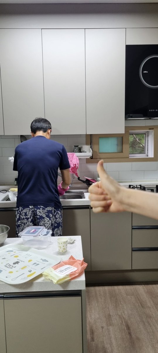 <복날 설거지>

‘복’자를 한자로는 
福 자가 아닌 伏(업드리다. 굴복하다) 자를 쓴다고.

여름은 火의 기운, 
가을은 金의 기운.
쇠의 기운이 불의 기운에 세 번 굴복한다 해서 삼복(三伏). 

p.s.: (짝꿍이 해준) 삼계탕 감사히 잘 먹고, 설거지는 내가 후딱~^^