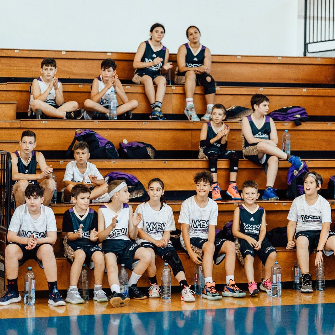 VMBAcademy's tweet photo. TEAMWORK 🙏

Grupa Freshman cu predicțiile despre care dintre colegii lor mai mari vor câștiga la al doilea meci al zilei. 🤔

#VMBA #vladmoldoveanu #basketballacademy #summercamp #gameday #youngballers https://t.co/BndWOe3bLs