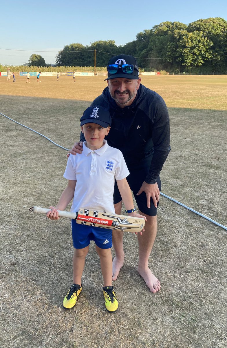 perkulatorpga's tweet image. Super evening @TheShrimpsCC with my nephew Jake and @KentCricket legend @stevo208 #signedbat 🏏👍🏻