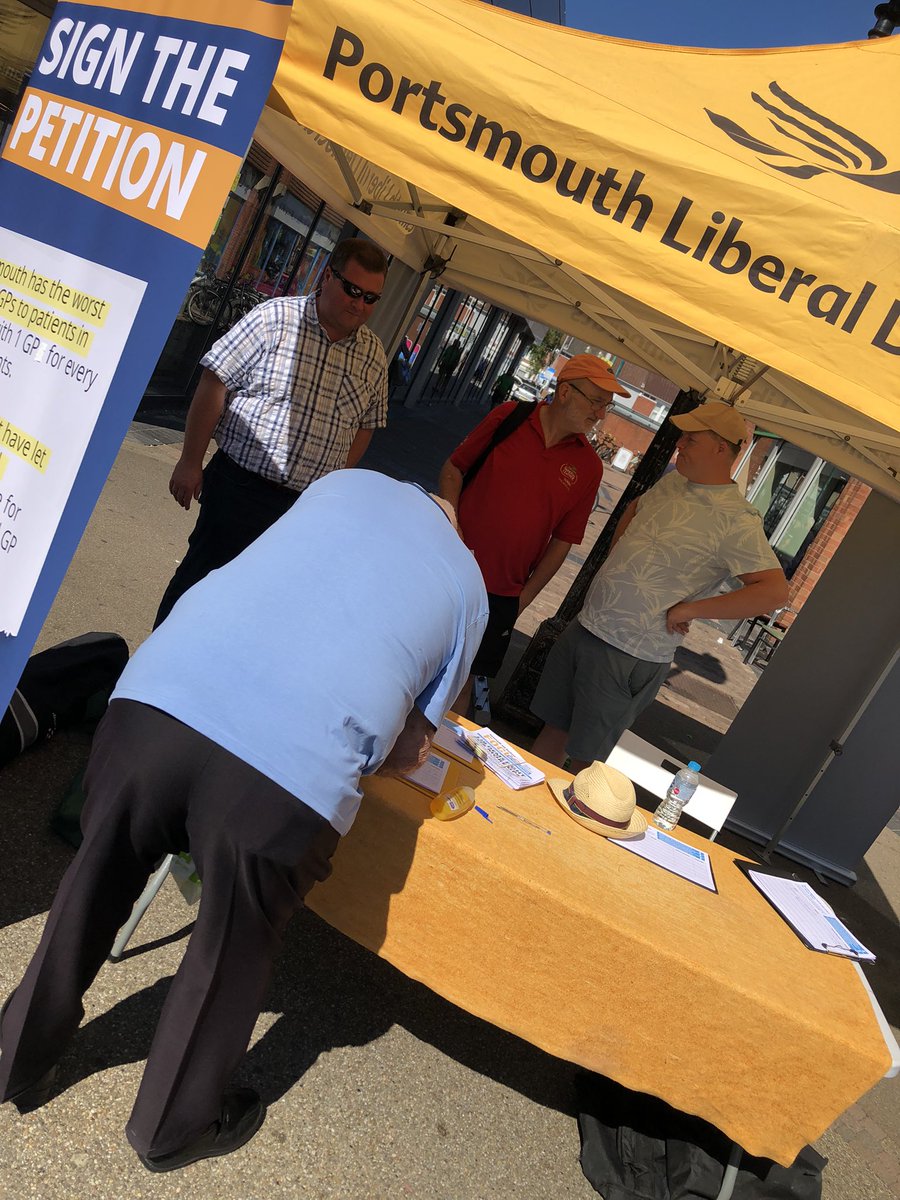 LeeHunt6's tweet photo. Gโafternoon #Portsmouth #NorthEnd #Stamshaw #Buckland #Tipner your local @LibDems team are at #NorthEndShops campaigning for more GPs. @portsmouthld #LibDems #WorkingAllYearRound Come and see us and sign https://t.co/V4y5Pvmgo7 https://t.co/sZG3TIAMSr