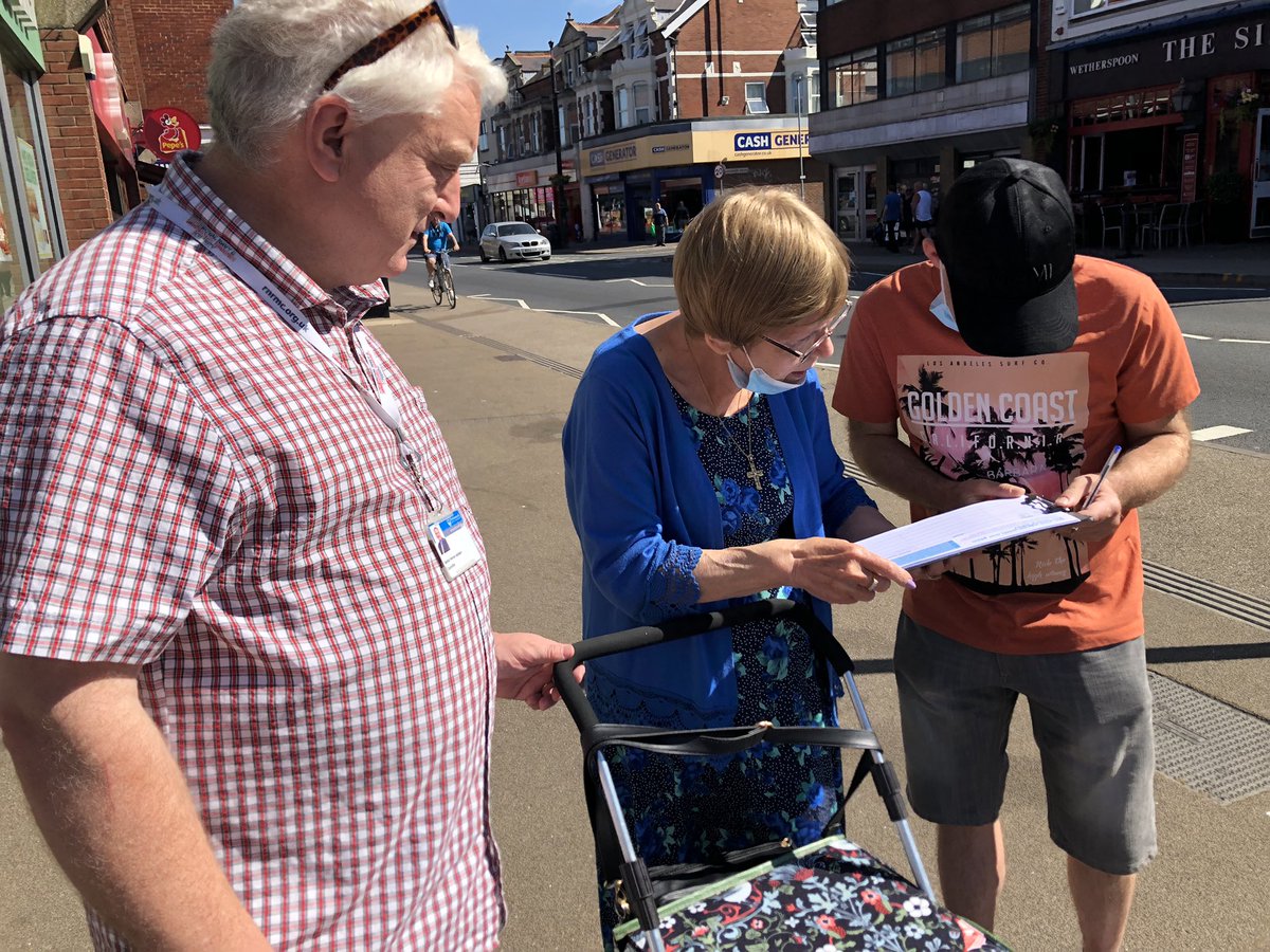 LeeHunt6's tweet photo. Gโafternoon #Portsmouth #NorthEnd #Stamshaw #Buckland #Tipner your local @LibDems team are at #NorthEndShops campaigning for more GPs. @portsmouthld #LibDems #WorkingAllYearRound Come and see us and sign https://t.co/V4y5Pvmgo7 https://t.co/sZG3TIAMSr