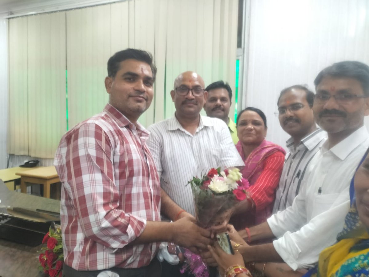 Mp11720's tweet photo. म.प्र. राज्य  के सबसे बड़े संघ *मध्यप्रदेश राज्य कर्मचारी संघ* की जिला एवं चिकित्सा शिक्षा विभागीय कार्यकारिणी सदस्यों के द्वारा जीआरएमसी के नवनियुक्त अधिष्ठाता महोदय जो की सरल सहज व्यक्तित्व के धनी एवं कर्मचारी हितेषी आदरणीय श्रीमान डॉ.अक्षय निगम जी को हृदय से बधाई एवं शुभकामनाए https://t.co/W24YBSjsW8