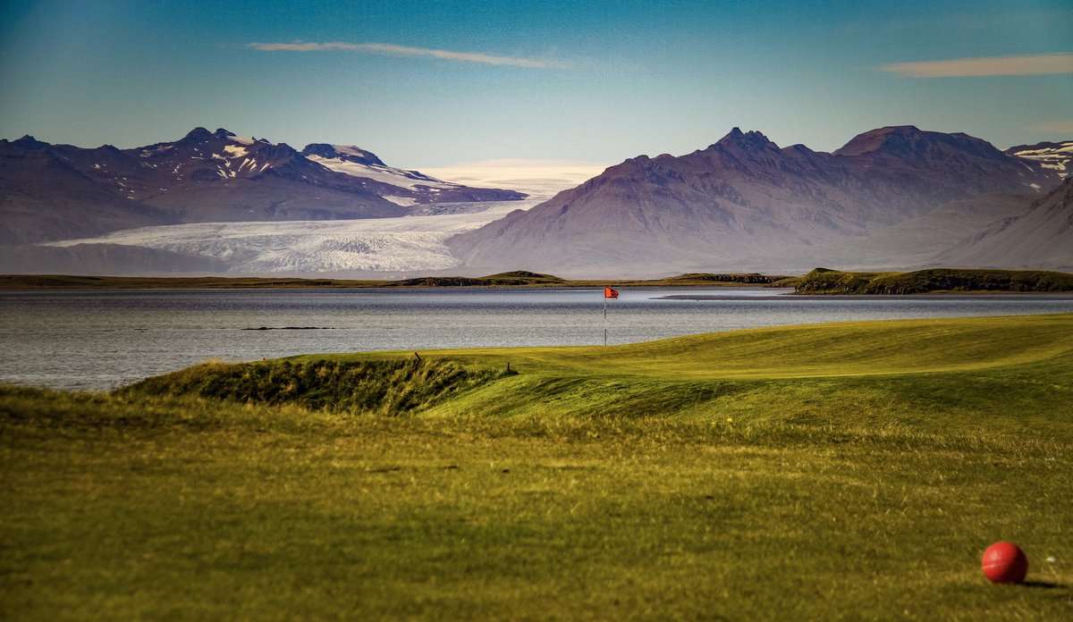 Like our consumption, land use can emit #CO2. But land, including turf, can also store #carbon. #CarbonPar is assessing the carbon status of land used by all of Iceland’s 62 golf courses, including Hornafjörður GC in Höfn. This is the short par-3 5th. Photo by <a href="/gsigolf/">Golfsamband Íslands</a>.