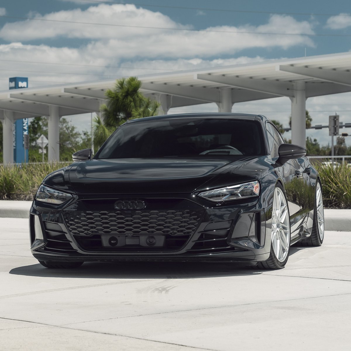 VOSSEN_JAPAN's tweet photo. AUDI RS E-TRON GT x HYBRID FORGED SERIES: HF-7
F : 22x9.5 / R : 22x11.5
新時代のEV、E-TRON GTにも緻密かつ繊細で力強いデザインのHF-7はドンピシャです
#VOSSEN #VOSSENJAPAN #HF7 #AUDI #アウディ #ETRON #GT https://t.co/gfWsMYUwM3