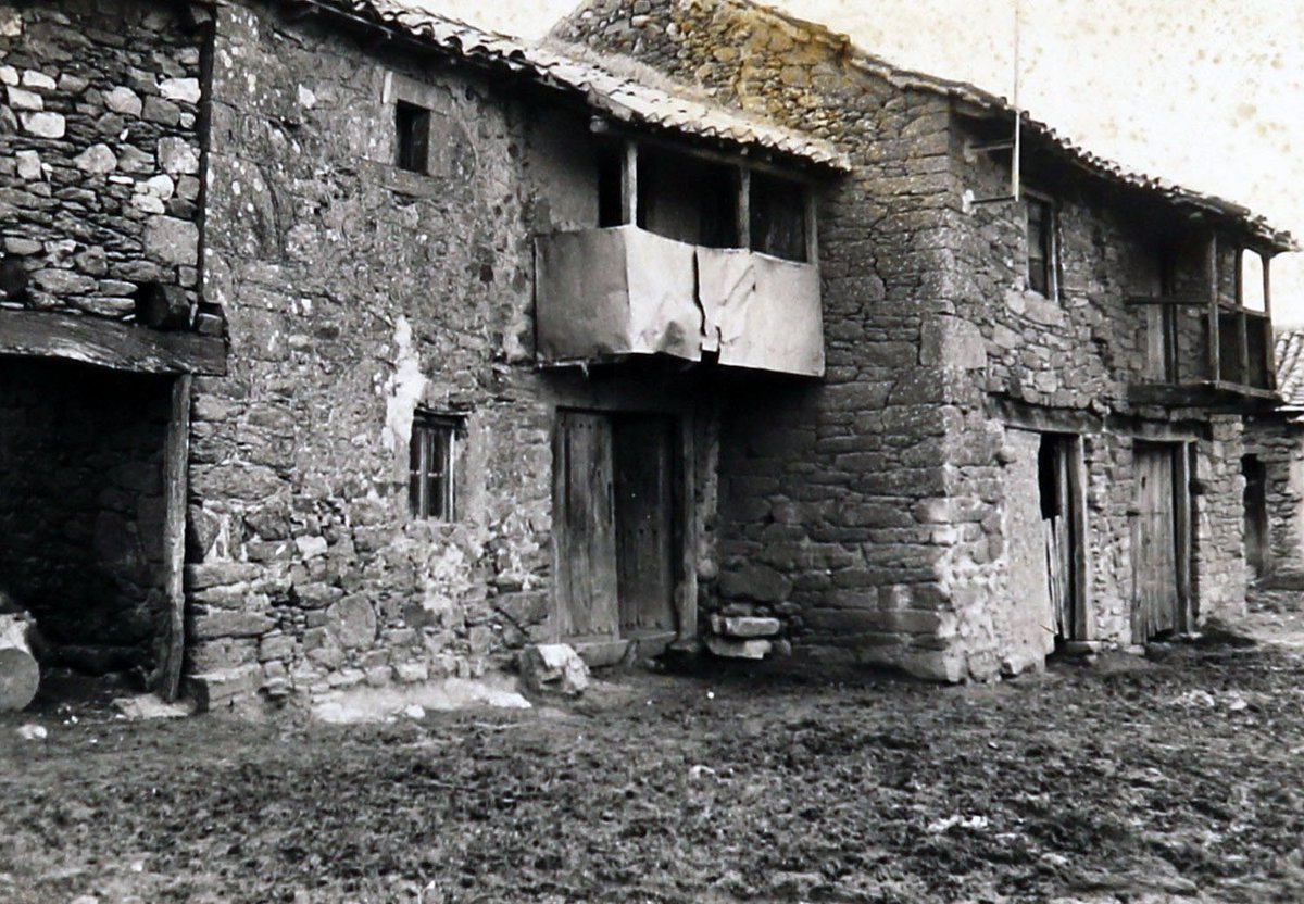 BenitoPellitero's tweet photo. Unas casas en la calle de la Era de la localidad de #Villalverde de #Justel [La #Carballeda; #Zamora], año 1971-1973.
Autor: Desconocido
Procedencia: Fototeca Benito Pellitero https://t.co/Rjwo4D5QiT