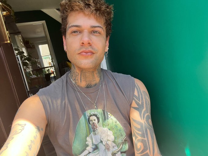 Our doorway has become my fave place to lounge in the sun! ☀️ https://t.co/wfFQ2oXtnC