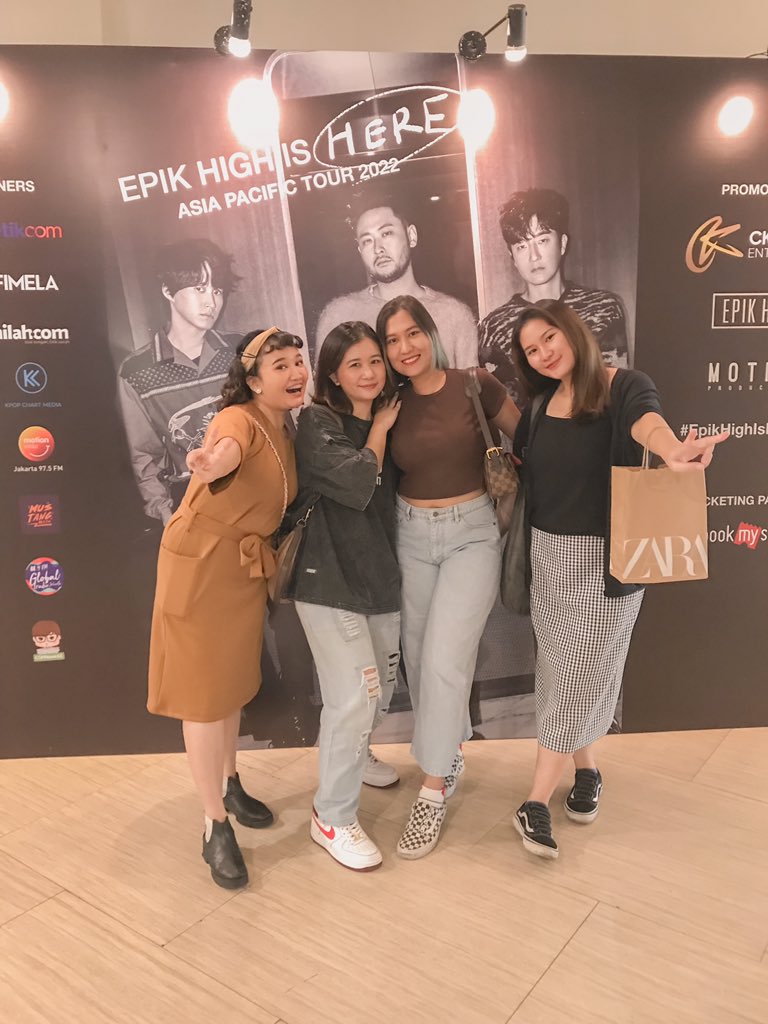 IsabellaSiant's tweet photo. Yuhuuuuuu Love Love Love #EpikHighisHere #EpikHighIsHereInJakarta https://t.co/o8V1xHM2ye