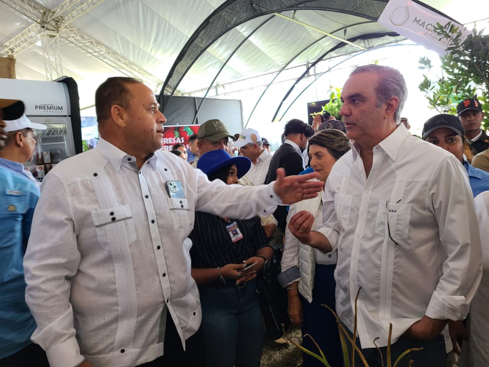 Unaproda's tweet photo. Presidente @luisabinader gracias por asistir al FESTIVAL DE LA COSECHA CONSTANZA 2022 y escuchar con atención, cuales son los retos del sector agrícola para continuar produciendo alimentos con eficiencia. 

@RogelioGenao 
@ACinstanza 
@bertocollado07 
@crcolladoRaul https://t.co/rJBSkKj2J6