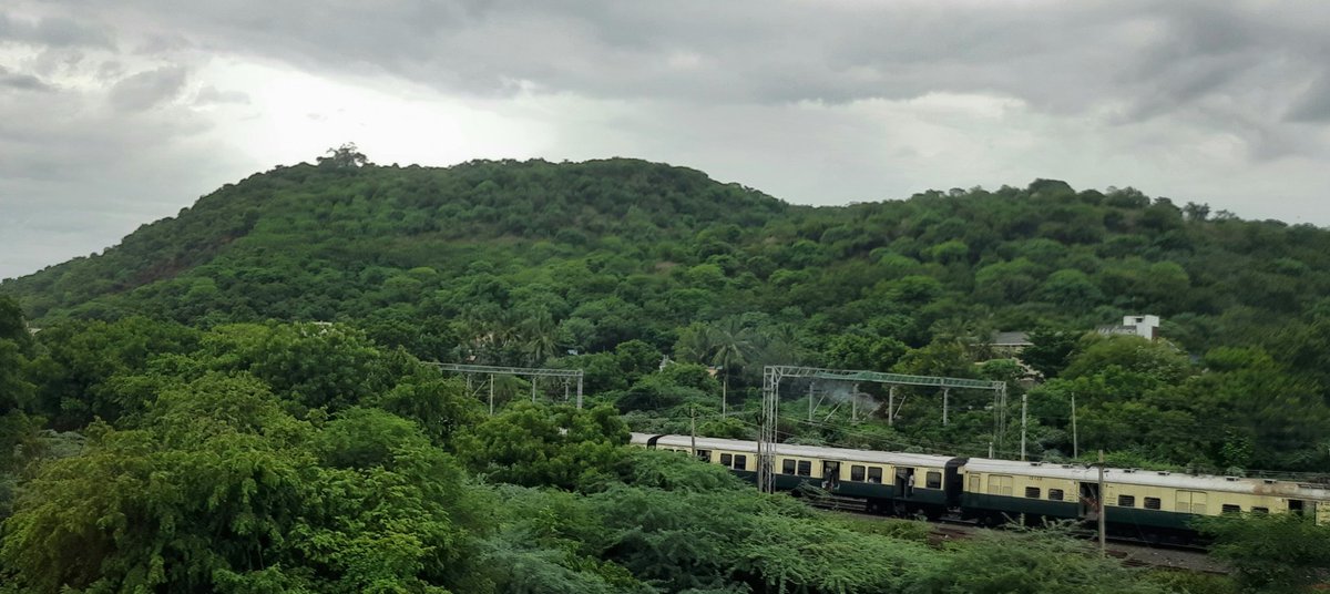 Madhumathi_Inks's tweet photo. That "Mazhai vara pogudhae" kind of weather today... 🤞😇
#Chennai #AllThingsChennai #ChennaiRains #ChennaiWeather #AllThingsTrain #ChennaiVibes #Glimpses #Clouds #rainyseason #Rain #Pluviophile #NaturePhotography https://t.co/KDoaT7GST3